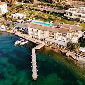 Bella & Restaurant With Private Dock For Mooring Boats Hotel